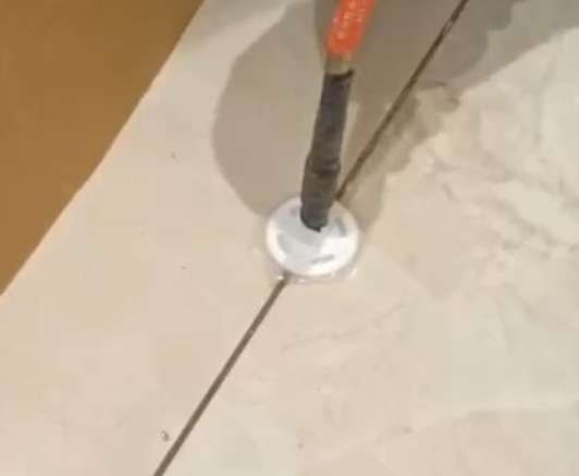 库尔勒瓷砖空鼓维修公司专业解答瓷砖在铺贴过程中，如果没有涂抹均匀到位的粘结材料（如水泥砂浆或瓷砖胶），可能会导致以下问题